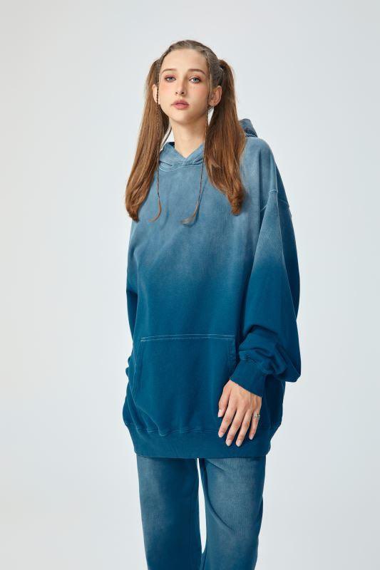 Gradual dyeing and water-washed heavyweight sweatshirt with a hood is available in a complete range of samples for your selection.